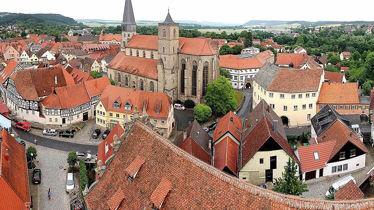 In der Altstadt von Münnerstadt gibt es nach Ansicht von Architekt Wolfgang Blümlein so viele Baulücken und Leerstände, dass hier Platz für 500 Einwohner zusätzlich geschaffen werden könnte. Das zeigte er bei einem Vortrag vor dem Forum aktiv auf. Unser Blick über die Altstadt entstand von der Spitze der ausgefahrenen Feuerwehrleiter aus.  Foto: Dieter Britz