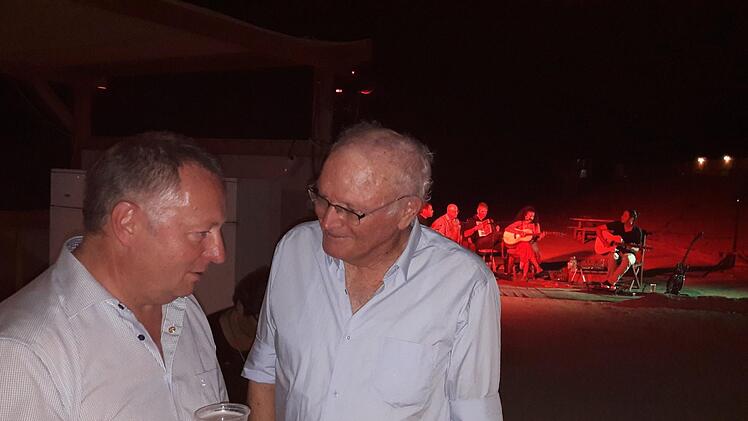 Bei Musik und Gesang am Lagerfeuer vor dem Kibbuz En Gedi waren Walter Gutmann  und Bernd Hammer mit von der Partie.Hartmut Hessel
