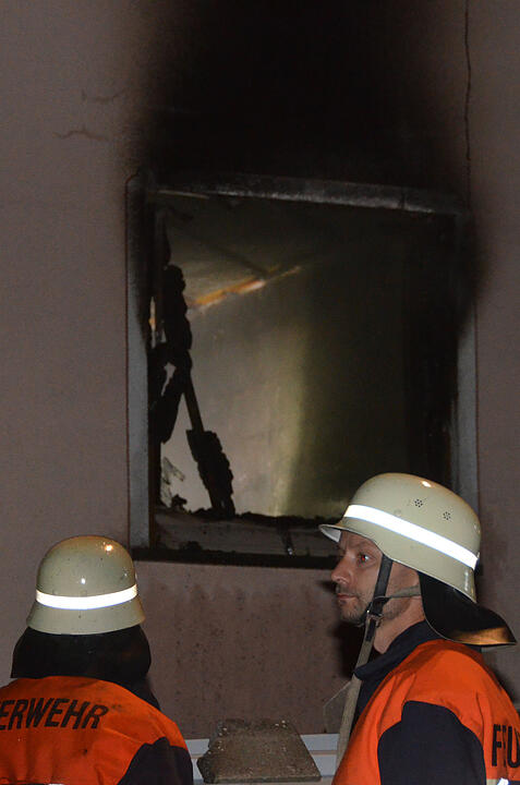 Wohnhaus brennt in Oerlenbach - Bewohner retten sich vor Flammen