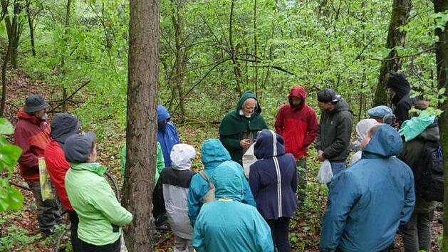 Professor Bernd Gerken erl&auml;uterte den Teilnehmern des Erlebnistages Wildkr&auml;uter.Winfried Heinisch