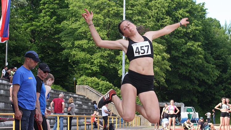 Lilian Heid landete im Weitsprung der U18 bei 5,58 Meter und erzielte damit eine bayerische Jahresbestleistung.