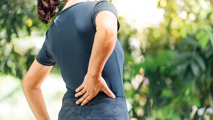 Das Thema R&uuml;ckenschmerzen besch&auml;ftigt nicht nur viele Betroffene sondern auch &Auml;rzte und Wissenschaftler. Denn es gibt eine Vielzahl verschiedener Symptome und Ursachen - ein &Uuml;berblick. Symbolfoto: blackday/Adobe Stock