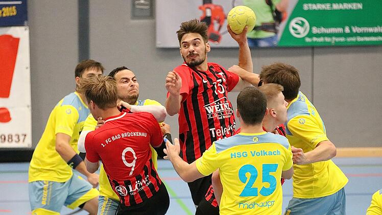 Tom Schumm (am Ball) und sein Bruder Nick vom FC Bad Br&uuml;ckenau nehmen es in dieser Szene mit der versammelten Mannschaft der HSG Volkach auf. Foto: Sebastian Schmitt