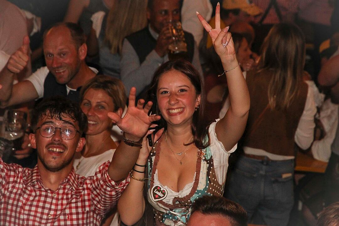 Tanzen, Feiern, Mitsingen &ndash; bayerische Partystimmung bis Mitternacht.