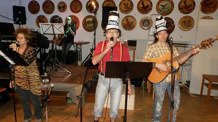 Das Trio "Fosernachtsgeger": Monika, Edgar und Sohn Armin GimperleinFoto: Rainer Fritsch