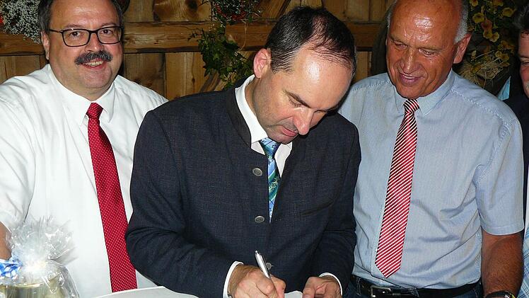 Der Landes- und Bundesvorsitzende der Freien Wähler, Hubert Aiwanger (Bildmitte) trug sich ins Gästebuch des Marktes Wirsberg ein. Mit im Bild (rechts) Bürgermeister Hermann Anselstetter und Landtagsvizepräsident Peter Meyer. Foto: Klaus-Peter Wulf
