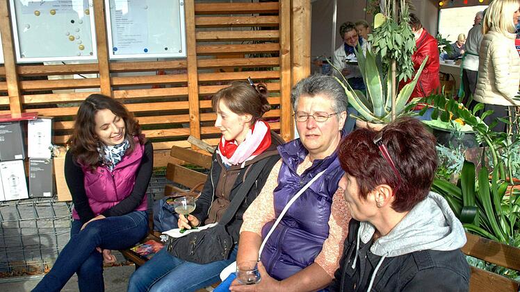 Die Sonne und ein leckerer Wein luden zum Verweilen auf der Bank ein. Foto: Susanne Deuerling