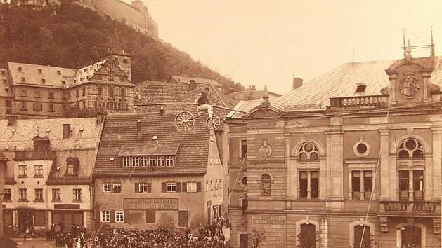 Franz Knie 1897: Hochseilshow in halsbrecherischer H&ouml;he &uuml;ber dem Kulmbacher Marktplatz: Im Sommer 1897 schl&auml;gt die international bekannte Artistenfamilie Knie die Zuschauer in den Bann. Foto: Kulmbacher Stadtarchiv