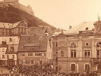 Franz Knie 1897: Hochseilshow in halsbrecherischer Höhe über dem Kulmbacher Marktplatz: Im Sommer 1897 schlägt die international bekannte Artistenfamilie Knie die Zuschauer in den Bann. Foto: Kulmbacher Stadtarchiv