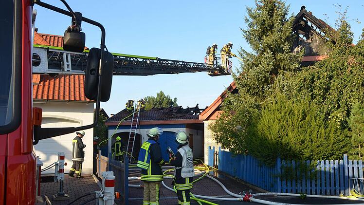 Der Dachstuhl des Haupt- und Nebengebäudes brannte aus.  Foto: Peter Rauch