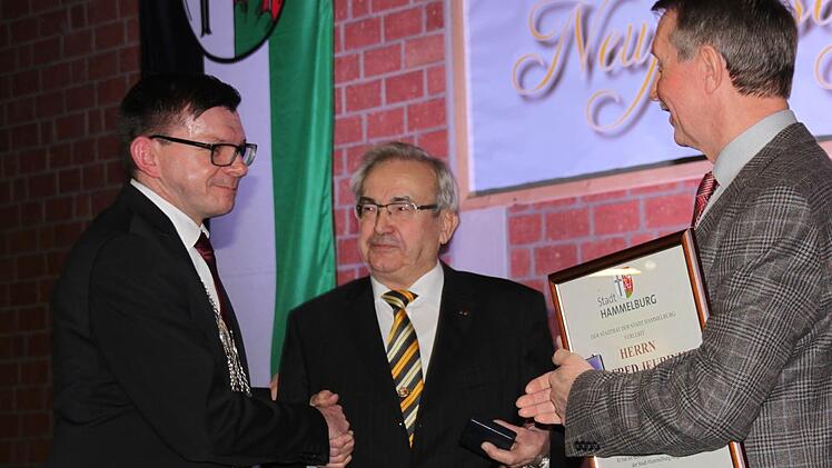 Bürgermeister Armin Warmuth (von links) zeichnete Hannes Deinlein mit der Bürgermedaille der Stadt Hammelburg und Alfred Jeurink mit der Stadtplakette für kulturelle Verdienste aus. Foto: Kerstin Väth