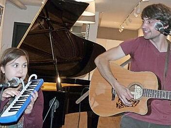 Johanna und Samuel Dupke begeisterten ihr Publikum bei ihrem Konzert in der Piano-Galerie Pöhlmann. Foto: Werner Reißaus