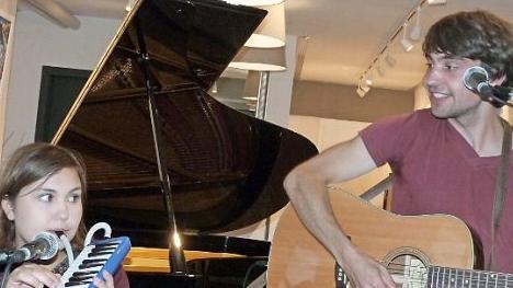 Johanna und Samuel Dupke begeisterten ihr Publikum bei ihrem Konzert in der Piano-Galerie Pöhlmann. Foto: Werner Reißaus