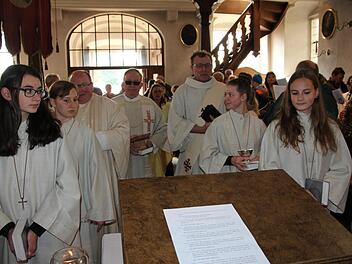 Generalvikar Thomas Keßler beim Einzug in die Mini-Kathedrale zusammen mit Dekan Stephan Geßner und Diakon Klemens Nothaas.