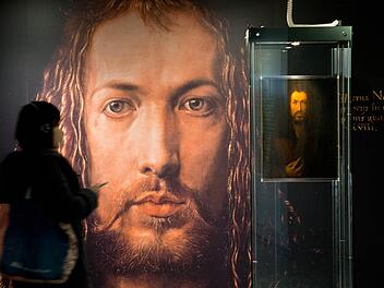 Die Kopie "Selbstbildnis im Pelzrock", die den Maler Albrecht Dürer darstellt, ist im Albrecht-Dürer-Haus in Nürnberg  zu sehen.Daniel Karmann/dpa