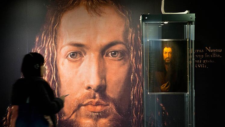Die Kopie "Selbstbildnis im Pelzrock", die den Maler Albrecht Dürer darstellt, ist im Albrecht-Dürer-Haus in Nürnberg  zu sehen.Daniel Karmann/dpa