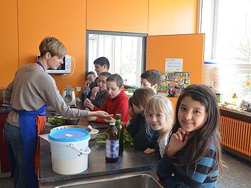 Kerstin Haas läst die Schüler der Melchior-Franck-Schule Pastinaken kosten.Rainer Lutz