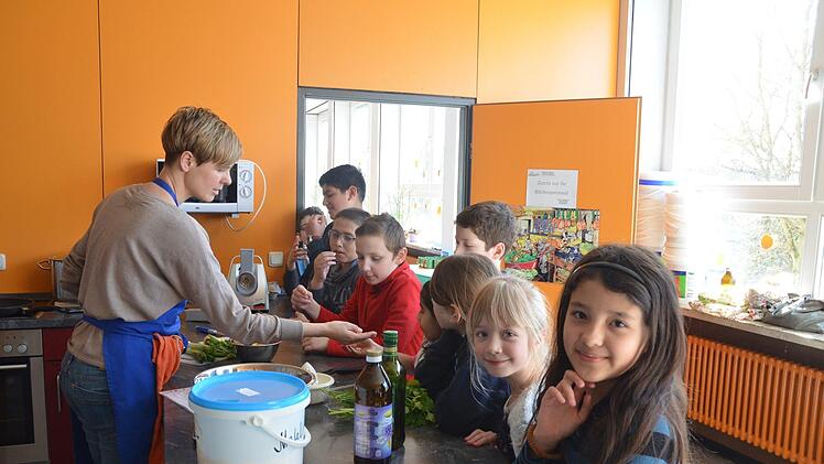 Kerstin Haas läst die Schüler der Melchior-Franck-Schule Pastinaken kosten.Rainer Lutz