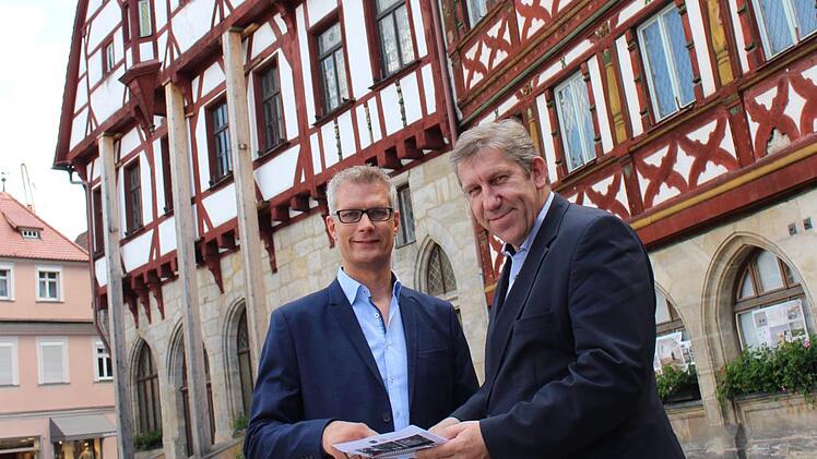 Oberbürgermeister Uwe Kirschstein (links) und sein SPD-Parteifreund Andreas Schwarz freuen sich über die Förderung der Rathaussanierung. Foto: Büro Andreas Schwarz