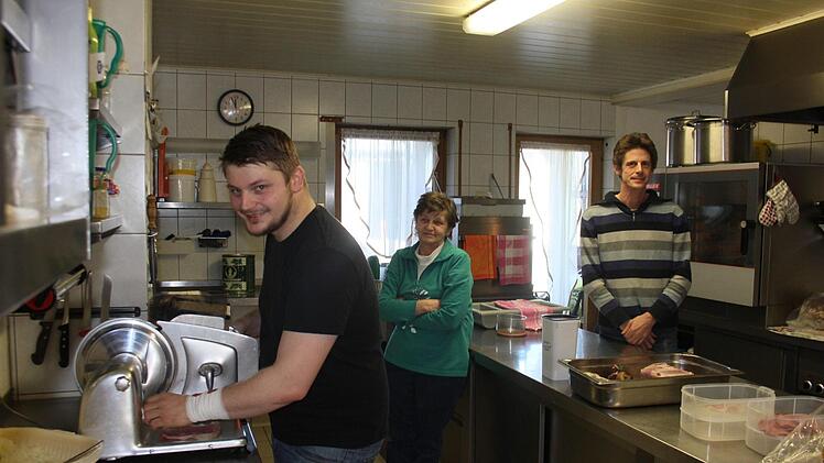 Die Söhne Stefan (links) und Christian mit ihrer Mutter Elfriede in der Küche. Der Familienbetrieb schließt bald.  Foto: Bernhard Panzer
