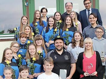 Zur Sportlern des Jahres 2108 wurden bei einer Feierstunde Tina Forkel (zweite Reihe rechts) und Manuel Sommerluksch (zweite Reihe, Dritter von links) gekürt. Geehrt wurden auch die die "Schernecker Funken" (in Blau).  Foto: Michael Stelzner