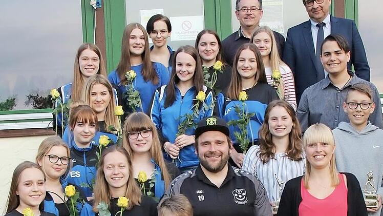 Zur Sportlern des Jahres 2108 wurden bei einer Feierstunde Tina Forkel (zweite Reihe rechts) und Manuel Sommerluksch (zweite Reihe, Dritter von links) gekürt. Geehrt wurden auch die die "Schernecker Funken" (in Blau).  Foto: Michael Stelzner