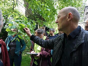 Anlässlich des Unterfränkischen Netzwerktags für erlebnisorientierte  Angebote gab es im Garten und Park der Bischofsheimer  Hauswirtschaftsschule Führungen. Im Bild die Führung durch den Park mit  Kreisfachberater Georg Hansul. Foto: Marion Eckert