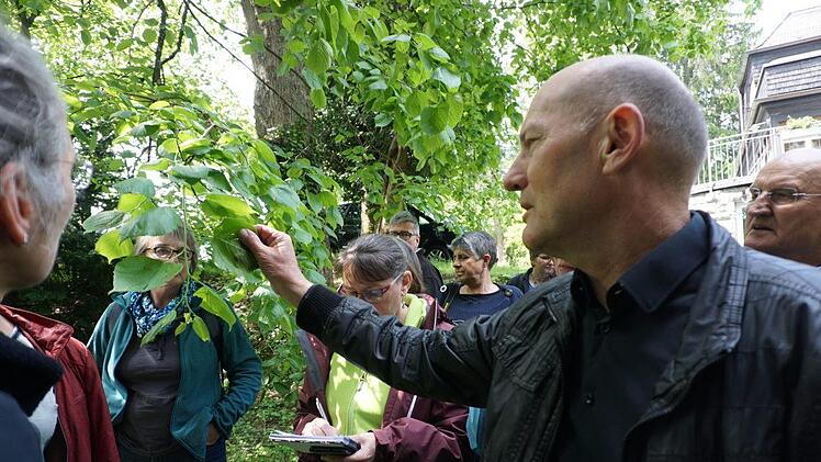 Anlässlich des Unterfränkischen Netzwerktags für erlebnisorientierte  Angebote gab es im Garten und Park der Bischofsheimer  Hauswirtschaftsschule Führungen. Im Bild die Führung durch den Park mit  Kreisfachberater Georg Hansul. Foto: Marion Eckert