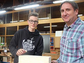 Feinschliff am ersten Werkstück: Schreinerazubi Noah Vonroth (links) und Lehrer Emil Hadzic. Foto: Benedikt Borst