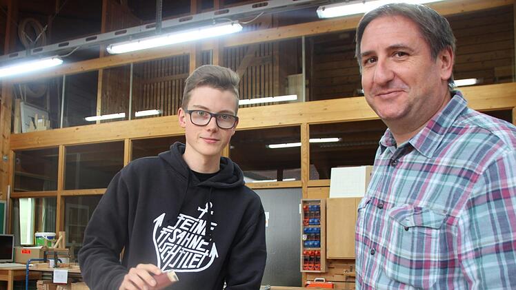 Feinschliff am ersten Werkstück: Schreinerazubi Noah Vonroth (links) und Lehrer Emil Hadzic. Foto: Benedikt Borst