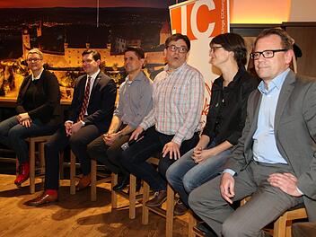 Sechs der zehn Coburger OB-Kandidaten stellten sich beim Talk der Jungen Coburger den Fragen  (von links): Martina Benzel-Weyh, Dominik Sauerteig, Christian Meyer, Christian Müller, Ina Sinterhauf und Michael Zimmermann. Foto: Wolfgang Desombre