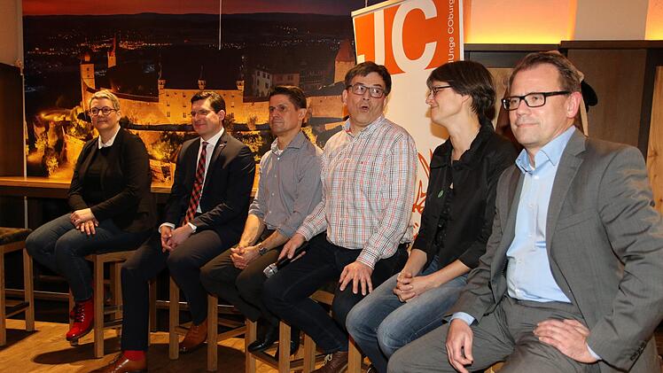 Sechs der zehn Coburger OB-Kandidaten stellten sich beim Talk der Jungen Coburger den Fragen  (von links): Martina Benzel-Weyh, Dominik Sauerteig, Christian Meyer, Christian Müller, Ina Sinterhauf und Michael Zimmermann. Foto: Wolfgang Desombre
