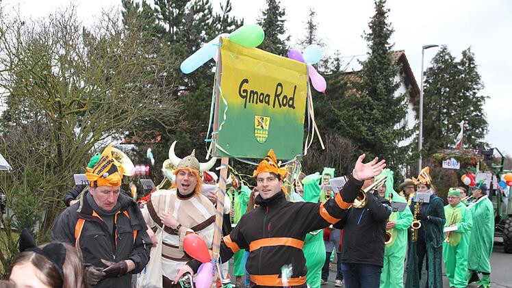 Der Hallerndorfer Bürgermeister Torsten Gunselmann als Wikinger war flankiert von den beiden Pautzfelder Gemeinderäten Markus Düsel und Thomas Bauer, die das "Gmaa-Rod" schoben. Foto: Mathias Erlwein