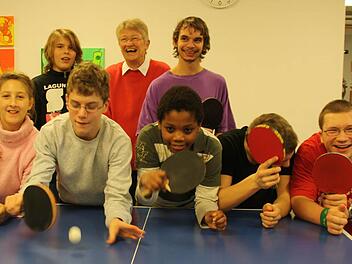 Bärbel Steinkamp und ihre Tennis-Schüler.  Fotos: Diana Fuchs