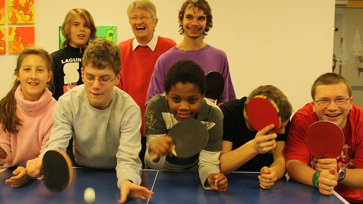 Bärbel Steinkamp und ihre Tennis-Schüler.  Fotos: Diana Fuchs