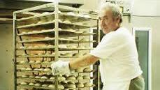 Gottfried Schneid nimmt einen Ofen in Betrieb. Foto: privat