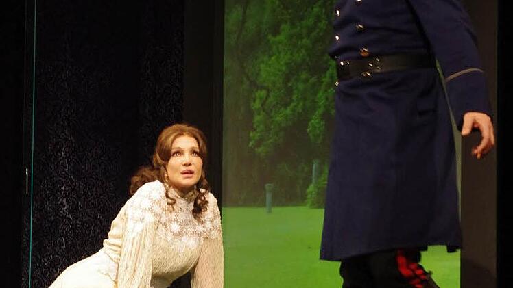 Die Liebe zwischen Anna Karenina (Anouschka Renzi) und Graf Wronskij (Matthias Schuppli) ist übermächtig.