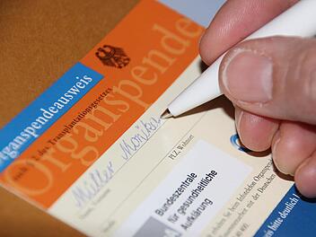 Wichtige Unterschrift: Mit einem Ausweis signalisiert man die Bereitschaft, Organe zu spenden. Foto: Diana Fuchs
