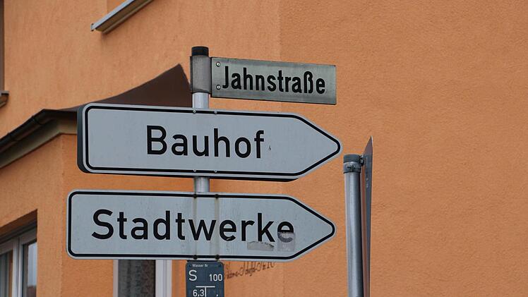 Diese Bündelung wird nicht mehr lange Bestand haben. Für die Stadtwerke ist ein Neubau an anderer Stelle geplant. Foto: Popp