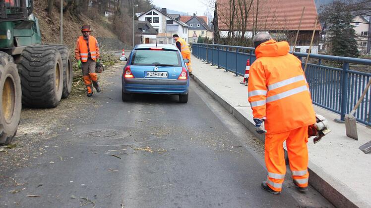 Mit Laubbläsern wurde Astmaterial von der Fahrbahn geblasen.  Foto: Friedwald Schedel