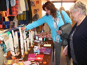 Gudrun Schuster von der Kolpingfamilie Münnerstadt berät eine Besucherin des Herbstmarktes. Der Erlös sowie die übrigen Strickwaren aus dem Basarverkauf sind inzwischen unterwegs nach Rumänien.  Foto: Arnold Nöth