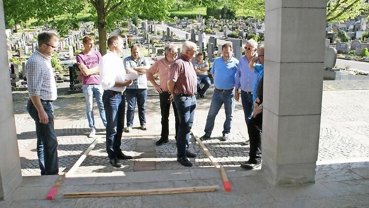 Für ältere Menschen und Gehbehinderte soll der Zugang zur Leichenhalle auf dem Friedhof in Eltmann durch eine Rampe verbessert werden. Vor Ort legte der Bauausschuss gemeinsam mit Bürgermeister Michael Ziegler (Dritter von links) die Art der Ausführung fest.