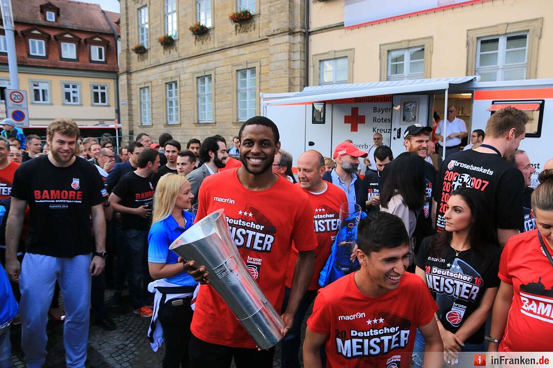 Bamberg feiert deutsche Basketballmeisterschaft im Regen