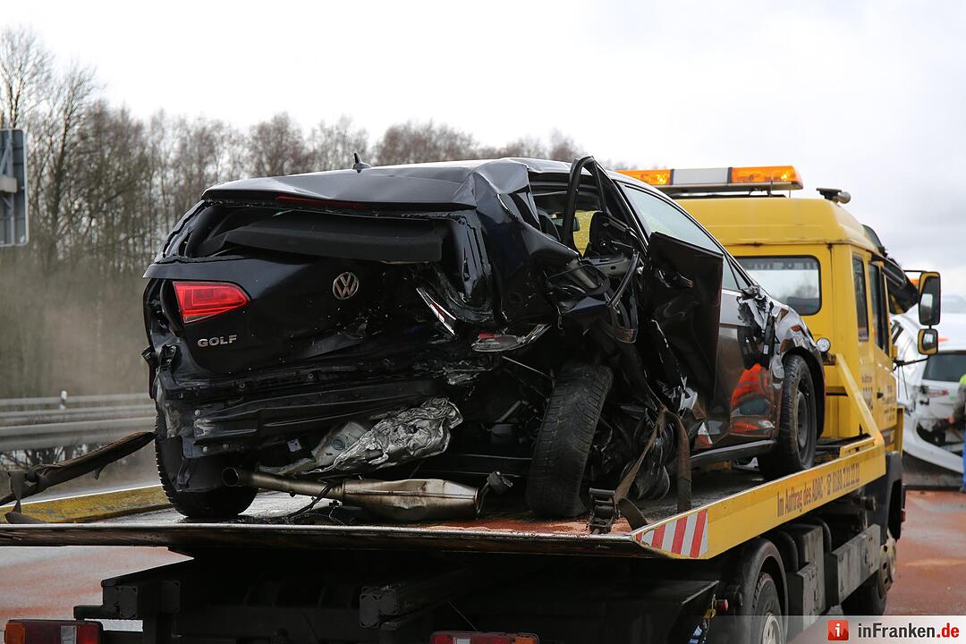 Autobahn nach Kollision von fünf Fahrzeugen komplett gesperrt - Mehrere Personen verletzt