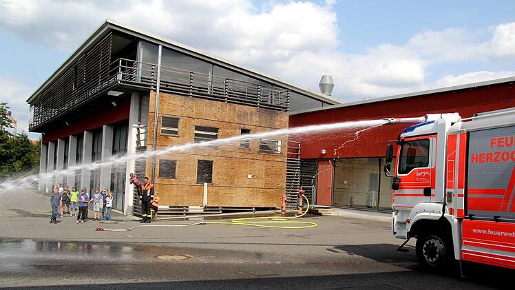 Der Strahl des Tanklöschfahrzeugs erreichte fast die andere Seite des Hofs.