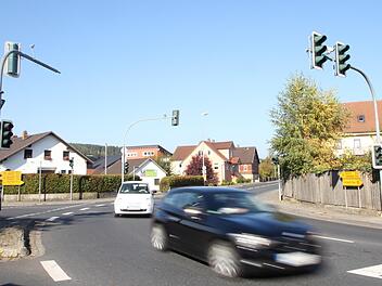 Kommt ein Kreisverkehr nach Haßlach oder bleibt es bei einer Ampel-Lösung? Die verschiedenen Varianten sollen nun am Computer  getestet werden. Foto: Marian Hamacher