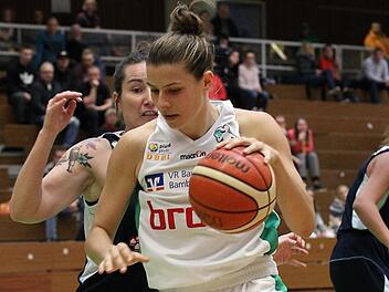 Wie aus dem Lehrbuch: Die Neu-Bambergerin Caroline van der Velde (vorn) schirmt den Ball vor ihrer Gegnerin Jennifer Klett mit dem K&ouml;rper ab. Foto: sportpress