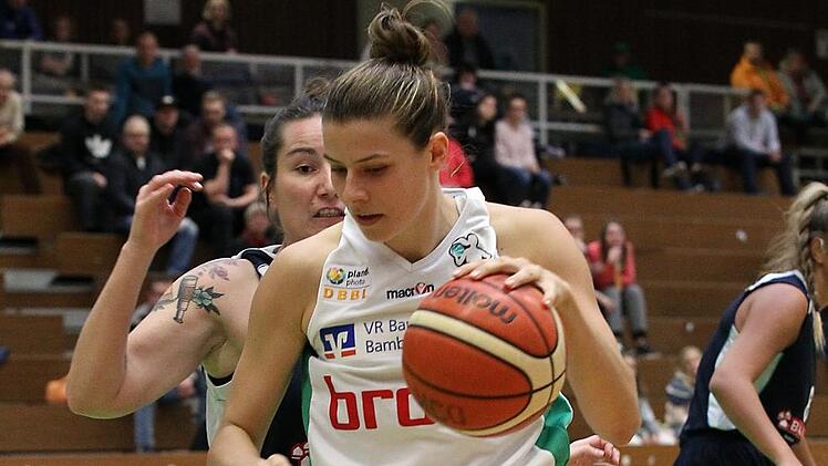 Wie aus dem Lehrbuch: Die Neu-Bambergerin Caroline van der Velde (vorn) schirmt den Ball vor ihrer Gegnerin Jennifer Klett mit dem K&ouml;rper ab. Foto: sportpress