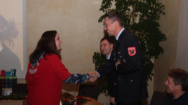 Spende an die Jugendfeuerwehr   Foto: Richard Sänger