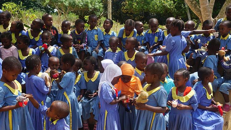 In Kiparang'anda l&auml;uft das Kindergartenjahr sehr gut. Allerdings waren auf Dr&auml;ngen der Eltern zeitweise 90 statt  80  Kinder in der Einrichtung.Uwe Tobaben